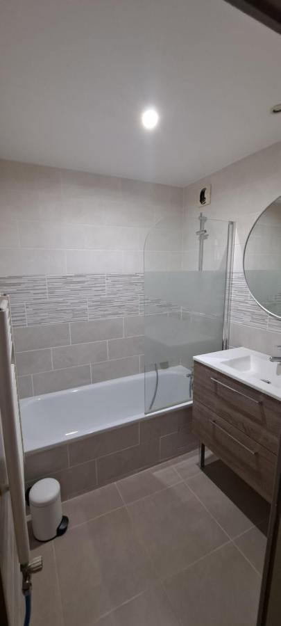 Appart T2 Standing Tout Confort Avec Balcon - Parking En Option Lyon Luaran gambar
